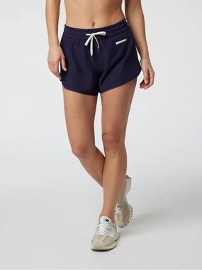 Vuori Performance Clementine Short 2.0 Azure Dashed Lines
Blue 2.5"